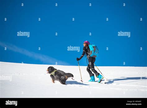 Chica joven a solas con su perro